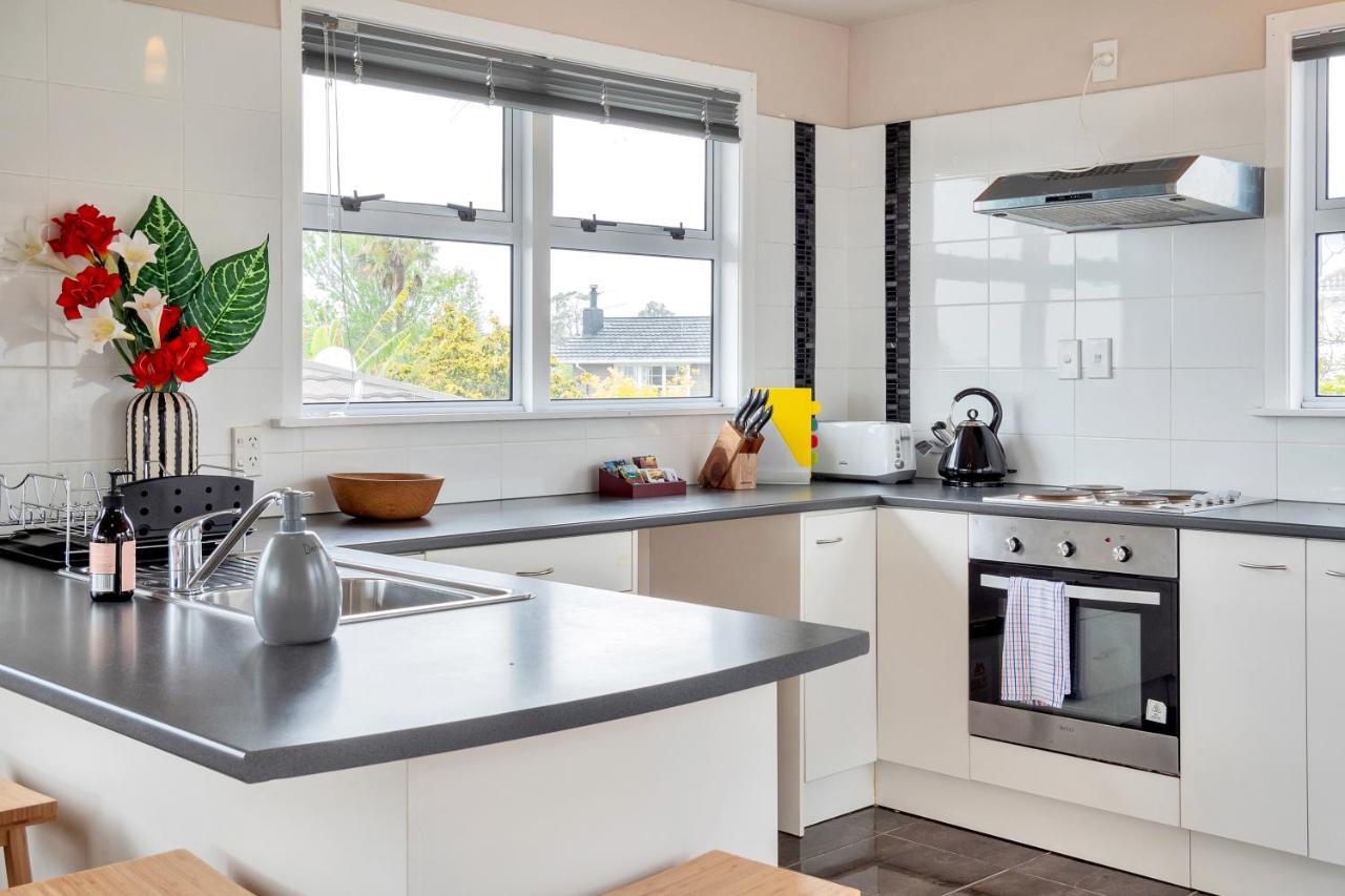 Fabulous Three Bedroom Home In Pakuranga Оукланд Екстериор снимка