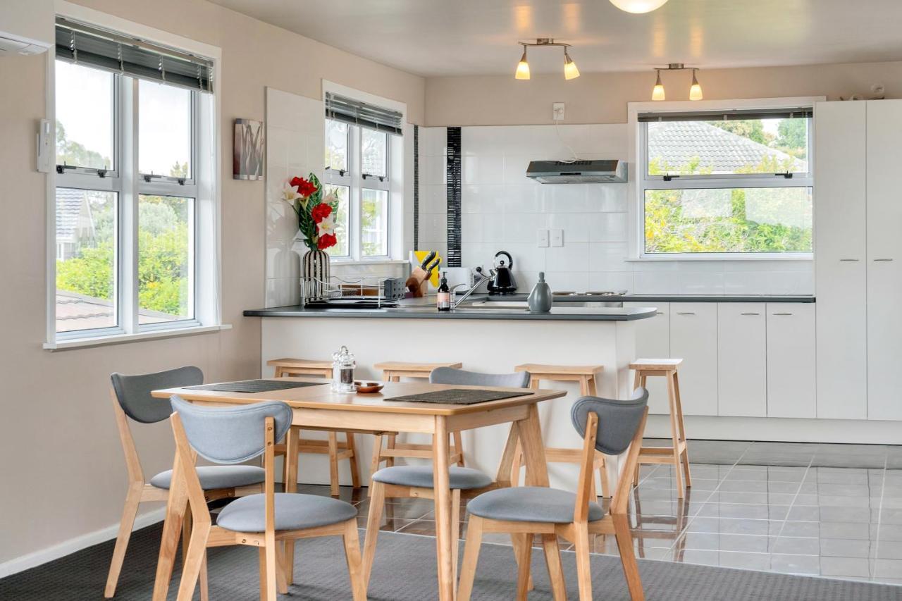 Fabulous Three Bedroom Home In Pakuranga Оукланд Екстериор снимка