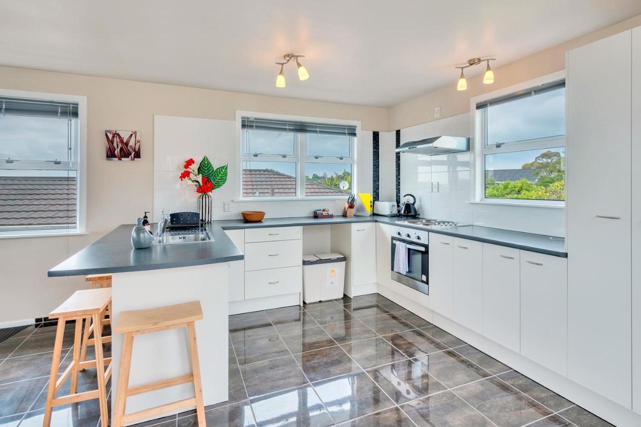 Fabulous Three Bedroom Home In Pakuranga Оукланд Екстериор снимка
